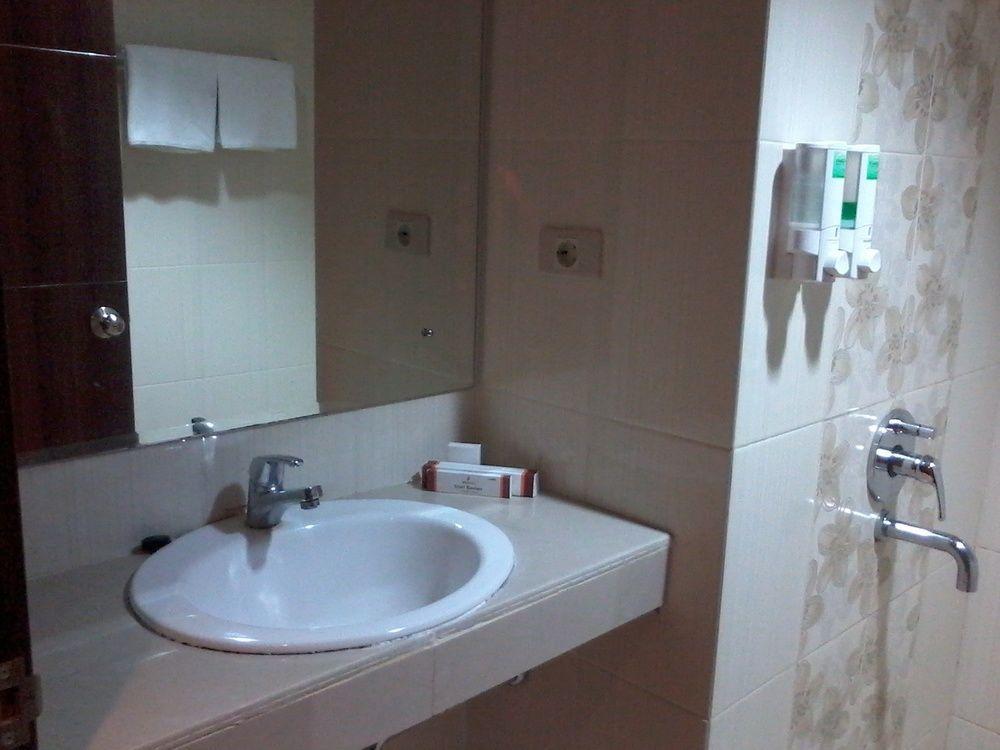 Hotel Bandara Syariah Negarasaka Bagian luar foto